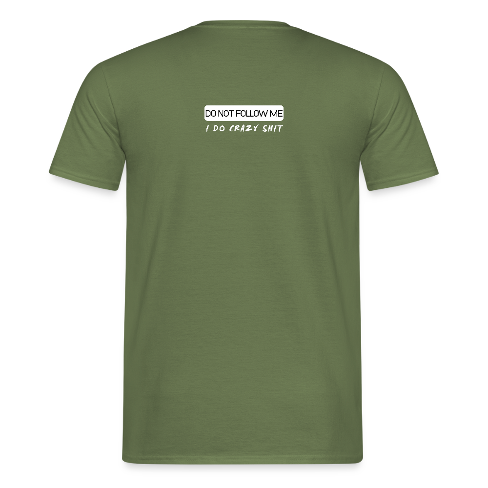 DO NOT FOLLOW ME - I DO CRAZY SHIT BACK - Men/ Männer T-Shirt - Militärgrün