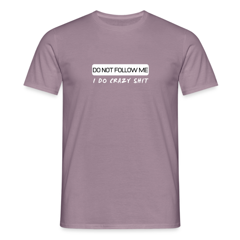 DO NOT FOLLOW ME - I DO CRAZY SHIT - Men/ Männer T-Shirt - Lilagrau