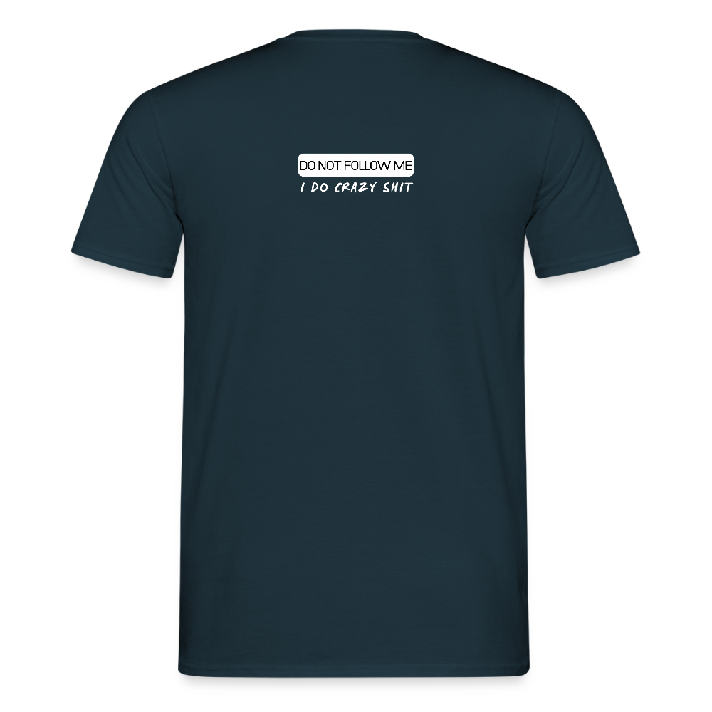 DO NOT FOLLOW ME - I DO CRAZY SHIT BACK - Men/ Männer T-Shirt - Navy