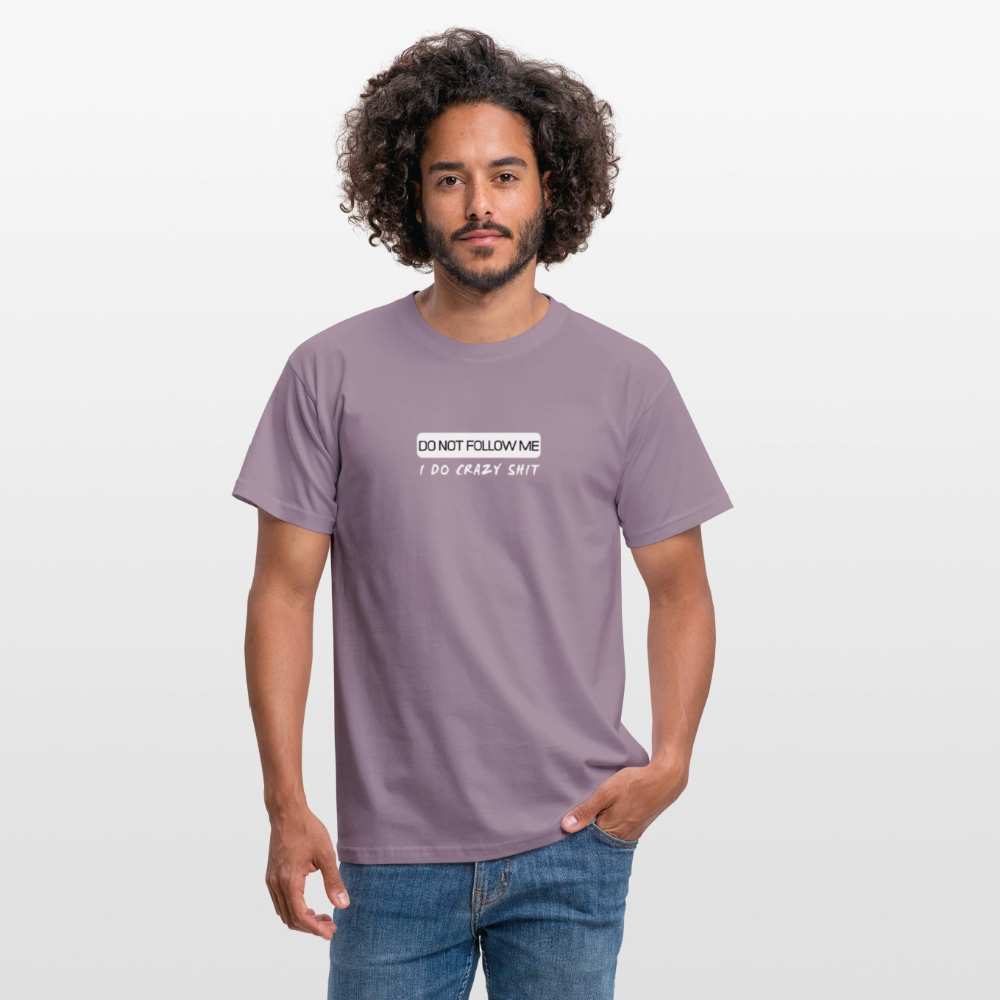 DO NOT FOLLOW ME - I DO CRAZY SHIT - Men/ Männer T-Shirt - Lilagrau
