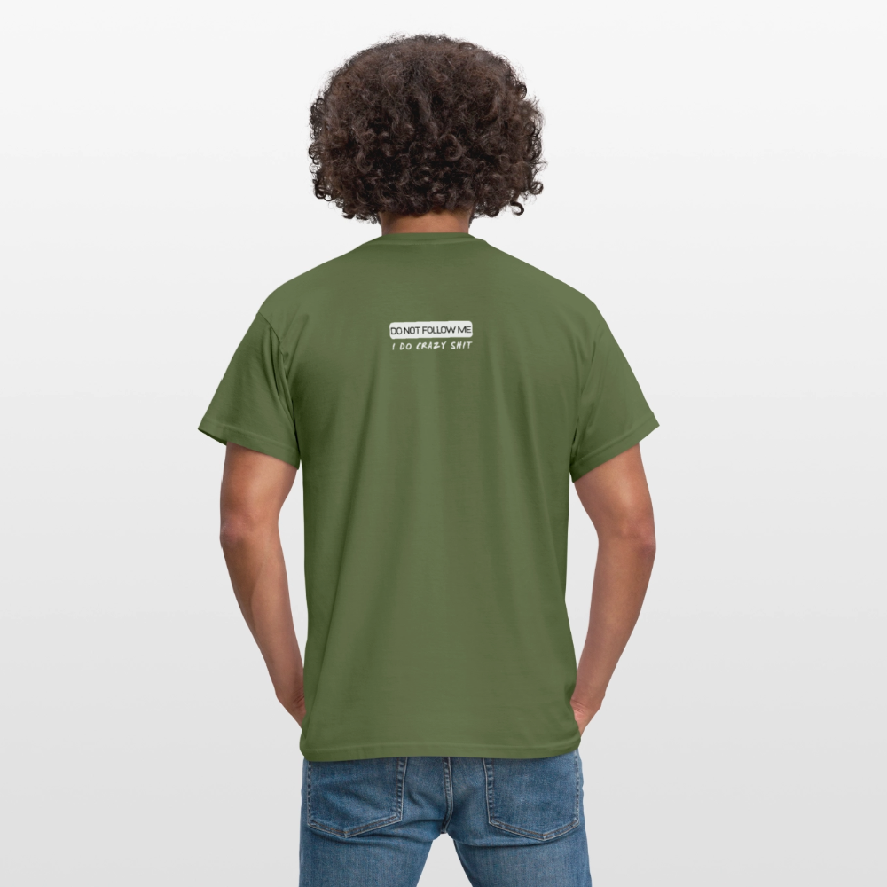 DO NOT FOLLOW ME - I DO CRAZY SHIT BACK - Men/ Männer T-Shirt - Militärgrün