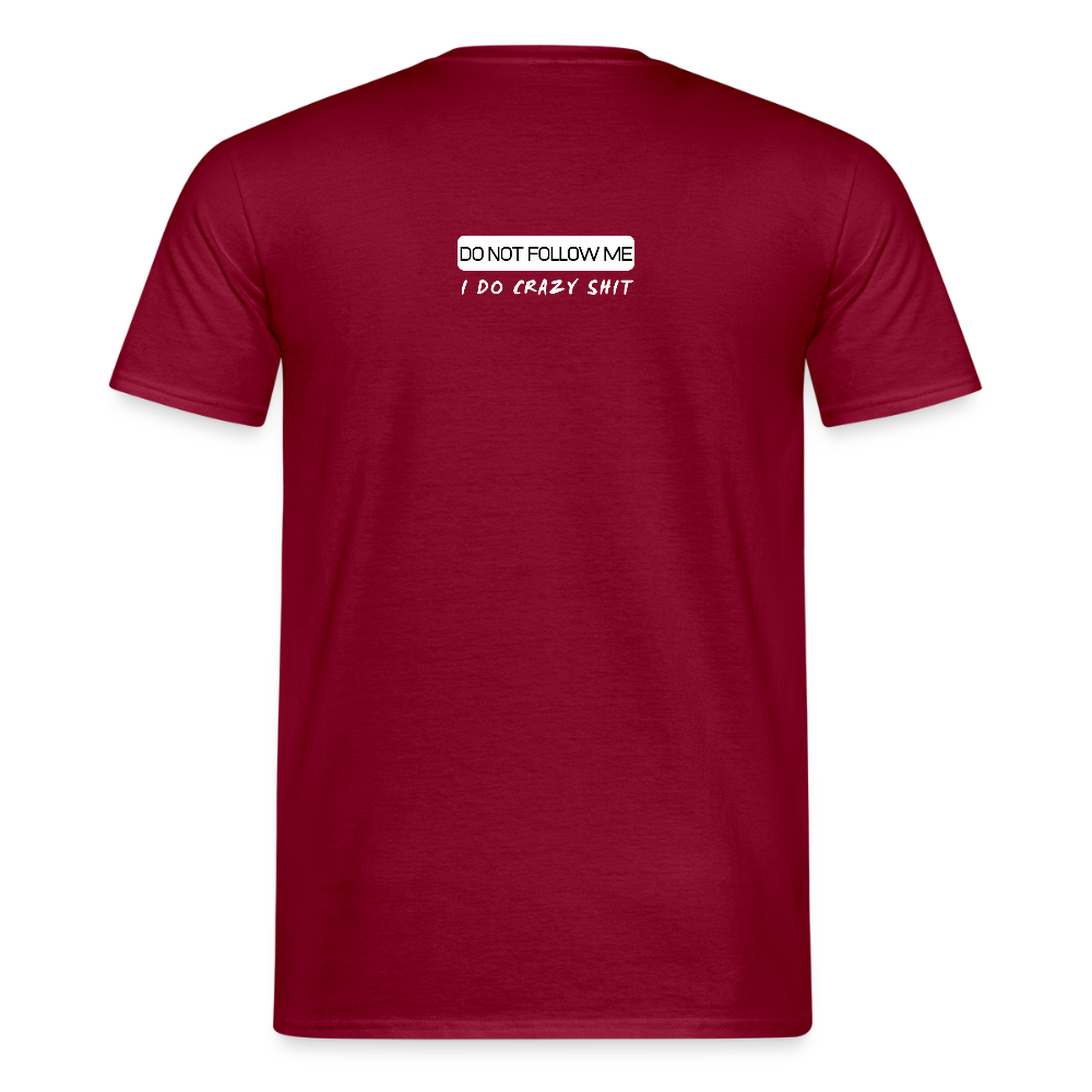 DO NOT FOLLOW ME - I DO CRAZY SHIT BACK - Men/ Männer T-Shirt - Ziegelrot