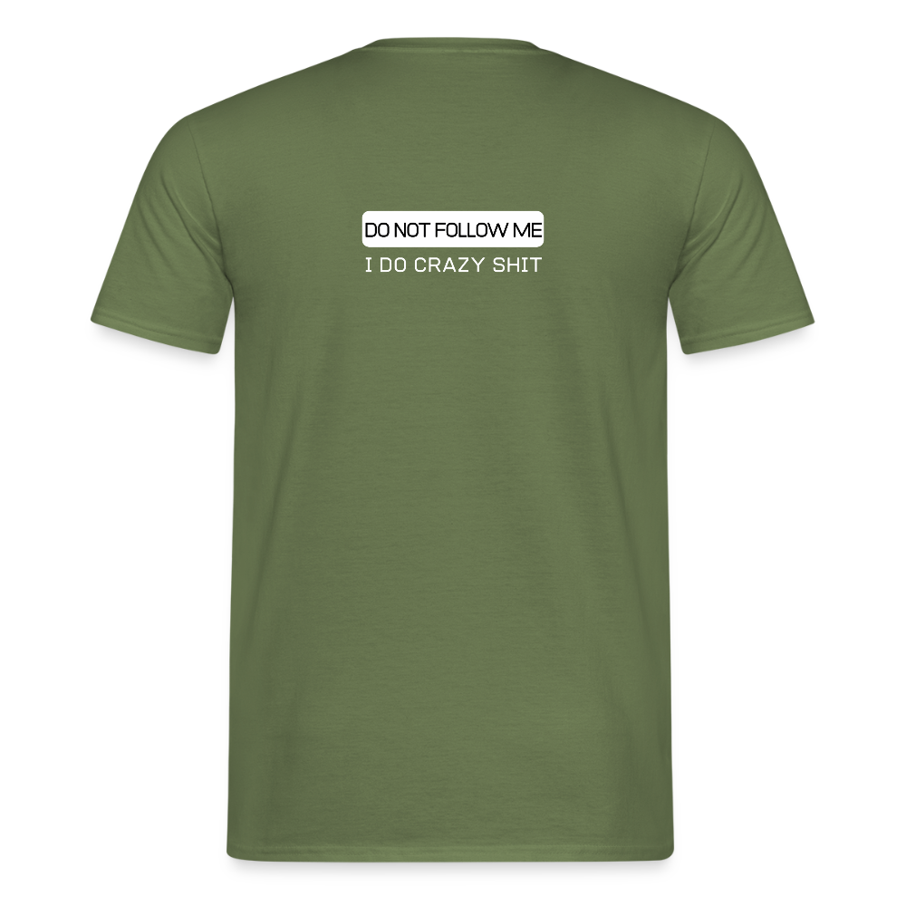 DO NOT FOLLOW ME - I DO CRAZY SHIT BACK - Men/ Männer T-Shirt - Militärgrün