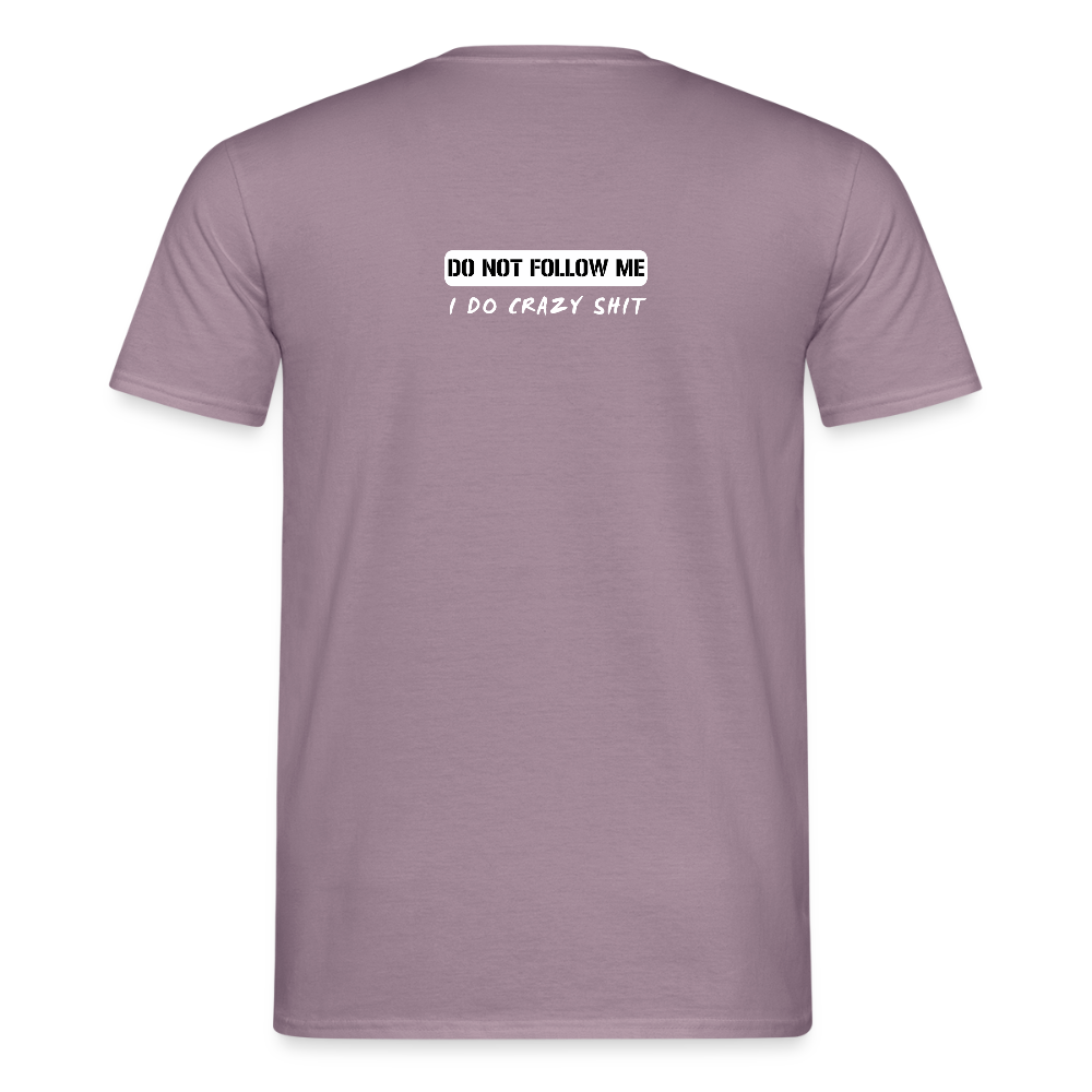 DO NOT FOLLOW ME - I DO CRAZY SHIT BACK - Men/ Männer T-Shirt - Lilagrau 