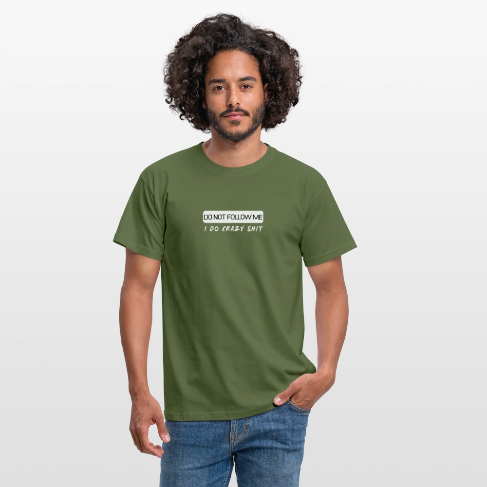 DO NOT FOLLOW ME - I DO CRAZY SHIT - Men/ Männer T-Shirt - Militärgrün