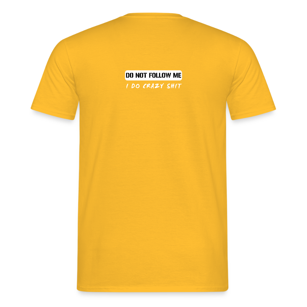 DO NOT FOLLOW ME - I DO CRAZY SHIT BACK - Men/ Männer T-Shirt - Gelb