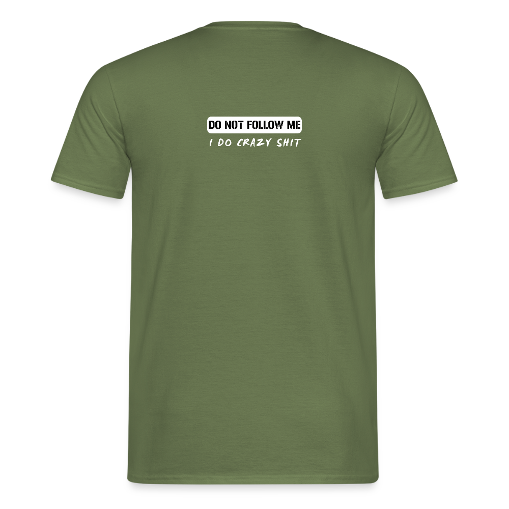 DO NOT FOLLOW ME - I DO CRAZY SHIT BACK - Men/ Männer T-Shirt - Militärgrün