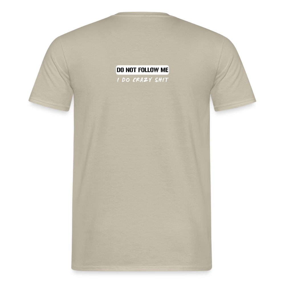 DO NOT FOLLOW ME - I DO CRAZY SHIT BACK - Men/ Männer T-Shirt - Sandbeige