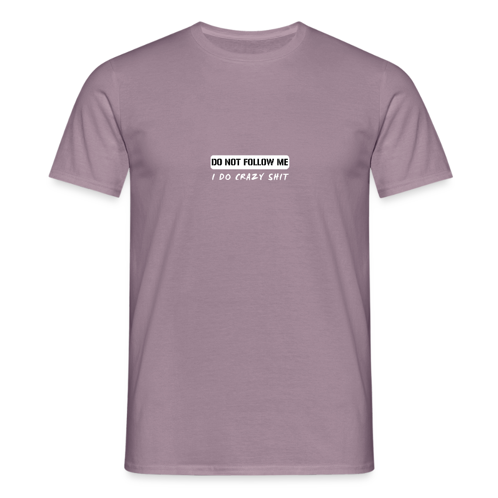 DO NOT FOLLOW ME - I DO CRAZY SHIT - Men/ Männer T-Shirt - Lilagrau 