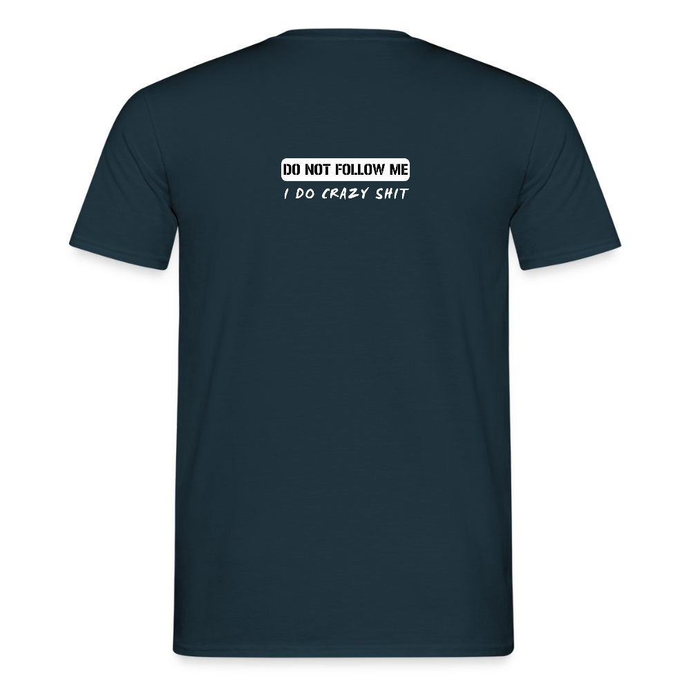 DO NOT FOLLOW ME - I DO CRAZY SHIT BACK - Men/ Männer T-Shirt - Navy