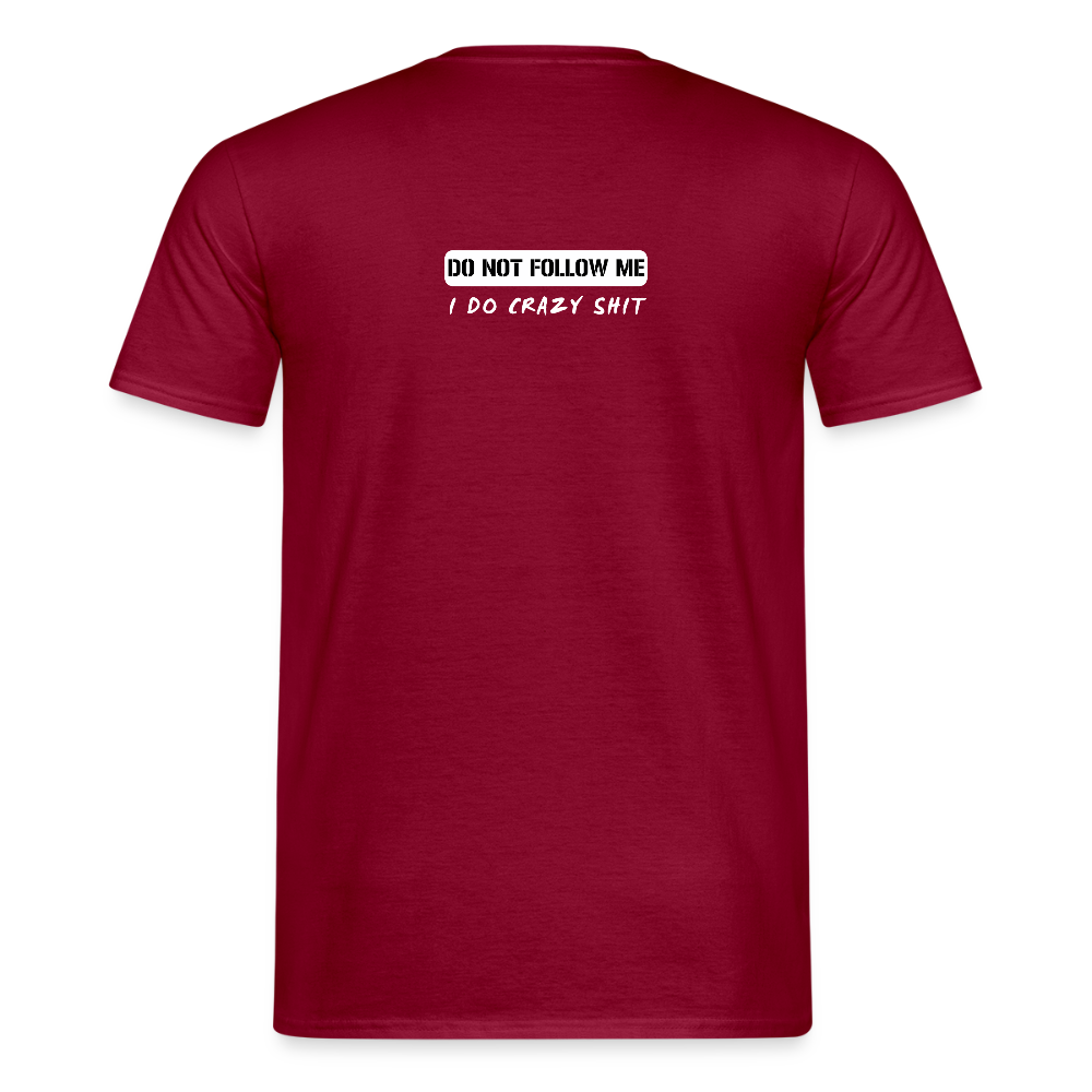 DO NOT FOLLOW ME - I DO CRAZY SHIT BACK - Men/ Männer T-Shirt - Ziegelrot