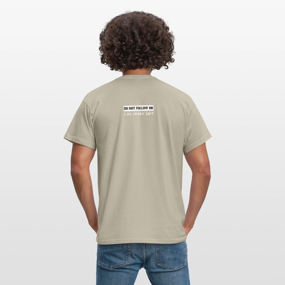 DO NOT FOLLOW ME - I DO CRAZY SHIT BACK - Men/ Männer T-Shirt - Sandbeige